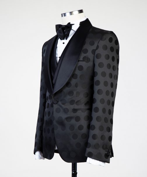 Tuxedo Black with big spots4